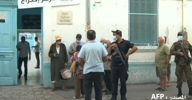 التونسيون يصوتون على دستور جديد 