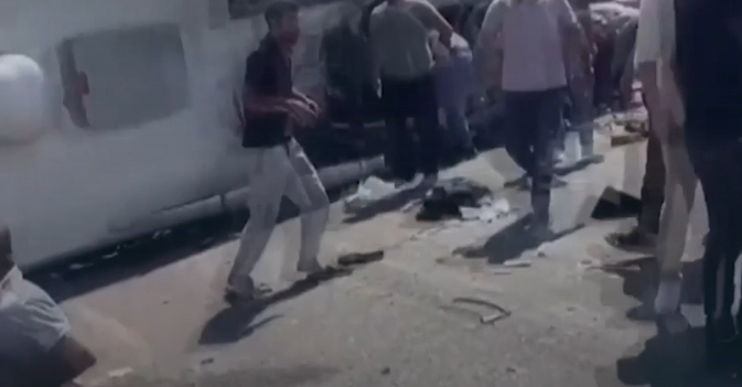 16 قتيلاً في حادث اصطدام حافلة وفرق إنقاذ