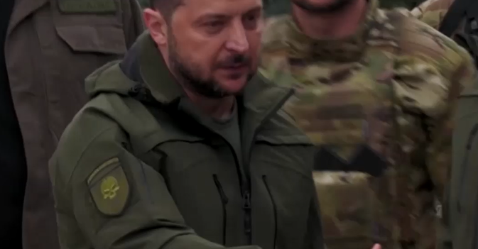 الرئيس الأوكراني يزور مدينة إيزيوم الاستراتيجية بعد استعادتها من الروس