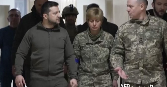 الرئيس الأوكراني يزور الجنود الجرحى في مستشفى عسكري