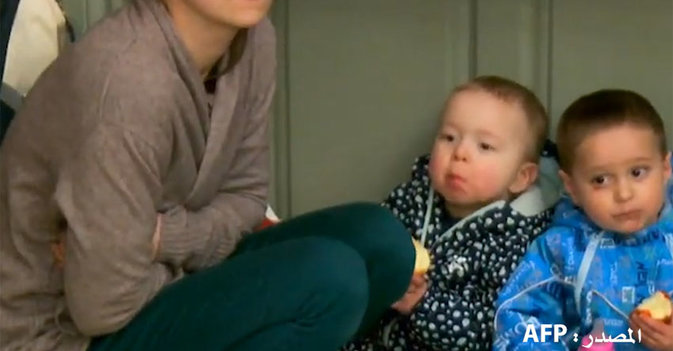 اللاجئون الأوكرانيون يصلون إلى بولندا ويمضون الليل في محطات القطارات