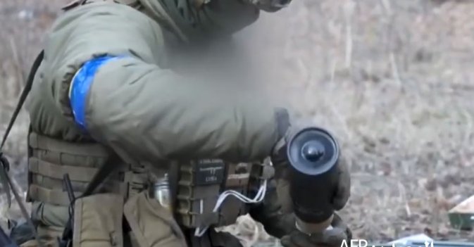 جنود أوكرانيون يطلقون قذائف هاون في محيط كييف