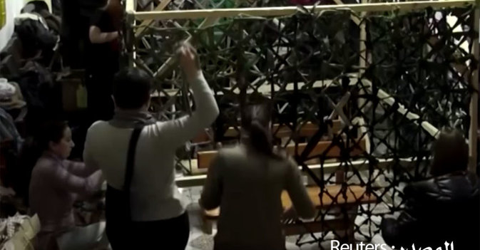 أوكرانيات يشاركن في الحرب بصناعة شباك للتمويه