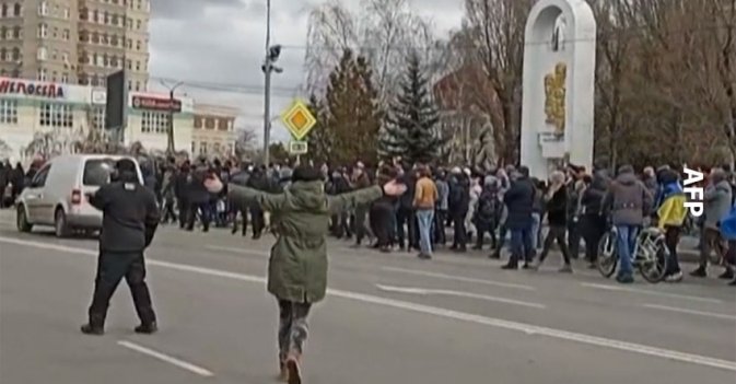 أوكرانيون يواجهون القوات الروسية