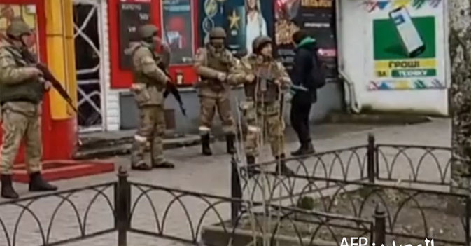 أوكرانيون يواجهون جنود روس ويهتفون "عودوا إلى دياركم"