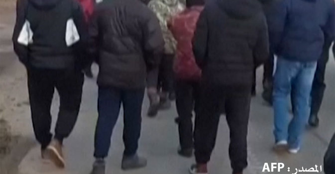 أوكرانيون يعترضون دبابات روسية