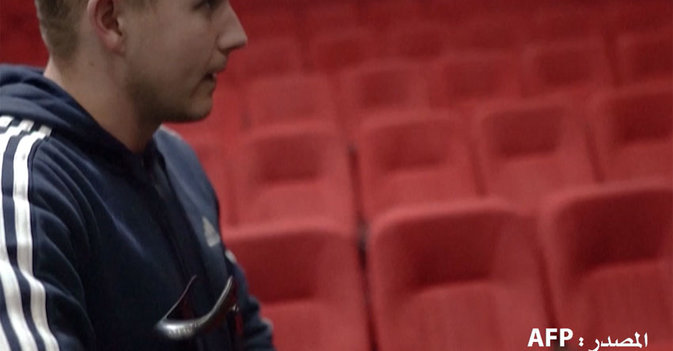 أوكرانيون يتدربون على الأسلحة في قاعات سينمائية