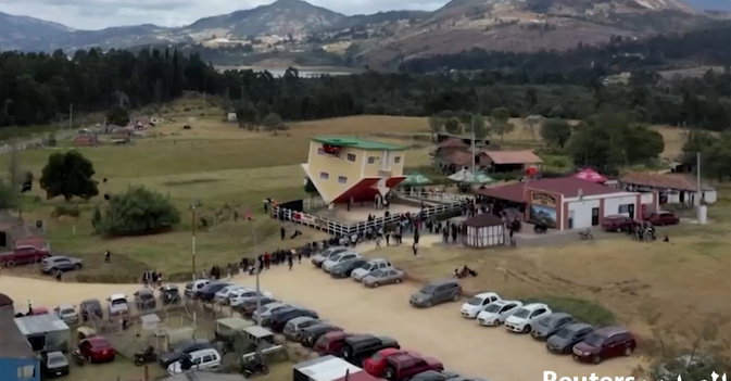 منزل "مقلوب" يصبح وجهة الزائرين في كولومبيا