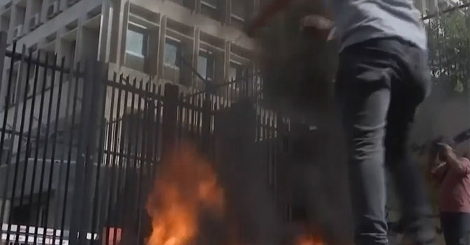 لبنانيون يحاصرون المصارف ويشعلون النيران بمحيطها 