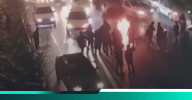 إيرانيون يضرمون النيران ويقطعون الطرقات