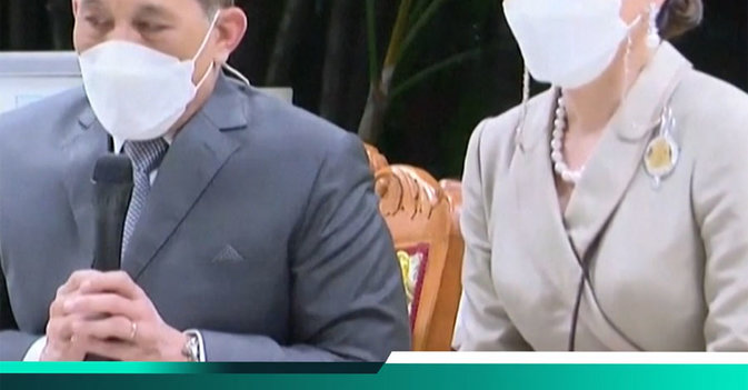 ملك تايلاند يشارك أهالي «مذبحة الأطفال» مصابهم وأحزانهم