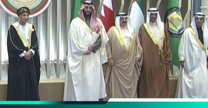 قادة الخليج يلتقطون صورة تذكارية قبل بدء قمتهم في الرياض