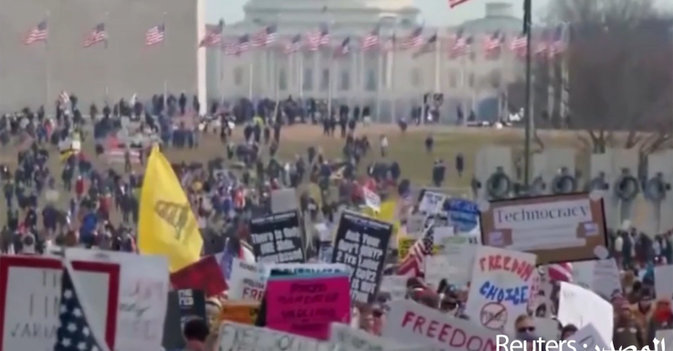 أميركيون يتظاهرون ضد اللقاح والكمامات