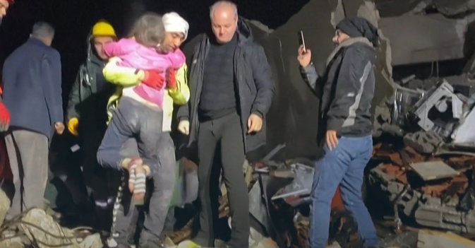 «أين أمي؟»... طفلة تبحث عن والدتها بعد انتشالها من بين الركام