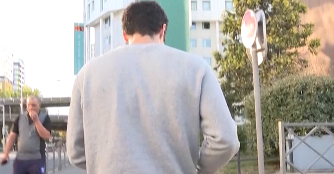 شاب يتسلق برجاً بطول 122 متراً بالقرب من باريس 