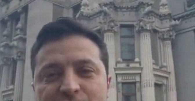 زيلينسكي يتعهد بمواصلة القتال في كييف