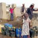عائلة يمنية تعبئ المياه من إحدى الآبار في منطقة الخوخة جنوب الحديدة (أ.ف.ب)