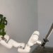 Robotik bir kol için "beyin" görevi gören canlı bir bitki, "Bitki Palası" adlı kurulumun parçası olarak bir palayı kullandı (David Bowen/Vimeo/Ekran Görüntüsü)

