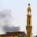 الدخان يتصاعد فوق أحد أحياء الخرطوم جراء الاشتباكات (أ.ف.ب)