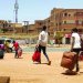 سكان الخرطوم ينزحون إلى خارجها كلما وجدوا فرصة لذلك (أ.ف.ب)