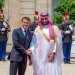 الرئيس الفرنسي لدى استقباله ولي العهد السعودي بقصر الإليزيه في باريس الجمعة (واس)