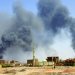 أعمدة الدخان تتصاعد في الخرطوم بعد إحدى جولات القتال (رويترز)