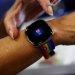 الساعات الذكية تتبع حركة الأشخاص بدقة (رويترز)