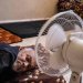 الخبراء ينصحون باستخدام المراوح في الحر الشديد (أ.ف.ب)