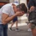 رجل يلجأ إلى نافورة خلال يوم صيفي حارّ في مدريد (أ.ب)