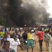 حرائق واضطرابات في شوارع نيامي في 27 يوليو (أ.ب)