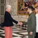 ملكة الدنمارك مارغريت الثانية لدى ترحيبها بالرئيس الأوكراني فولوديمير زيلينسكي وزوجته أولينا زيلينسكا في البرلمان الدنماركي في كوبنهاغن الاثنين (إ.ب.أ)