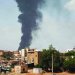الدخان يتصاعد خلال اشتباكات سابقة بين الجيش السوداني وقوات «الدعم السريع» (أ.ب)