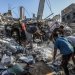 فلسطينيون يتفقدون منزلاً مدمراً عقب غارة جوية إسرائيلية على رفح جنوب قطاع غزة (د.ب.أ)