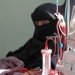 يمنية تعاني من الفشل الكلوي تخضع لجلسة غسيل في أحد المراكز الصحية بصنعاء (إ.ب.أ)