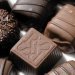 كلما زاد عدد مربعات الشوكولاته وزادت المسافة بينها تصور الشخص أن حجم كل قطعة أكبر من حجمها الحقيقي (رويترز)