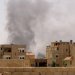 الدخان الناجم عن القتال يحلق فوق مساكن أحياء الخرطوم (رويترز)