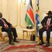 رئيس جنوب السودان سلفا كير مع نائب رئيس «السيادي» السوداني مالك عقار في جوبا أمس (منصة إكس)