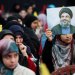 مناصرات لـ«حزب الله» يرفعن صور نصر الله في ضاحية بيروت الجنوبية (رويترز)