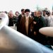 خامنئي يستمع إلى شرح قائد الوحدة الصاروخية في «الحرس الثوري» أمام نموذج من مسيّرة «شاهد 147» الانتحارية (موقع المرشد الإيراني)