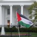 متظاهرون يلوّحون بالعَلم الفلسطيني خلال المطالبة بوقف إطلاق النار في غزة أمام البيت الأبيض بواشنطن (أ.ف.ب)