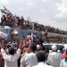 سودانيون من محافظات أخرى يصلون بالقطار للانضمام إلى الاحتفالات الشعبية بعد سقوط نظام البشير (إ.ب.أ)
