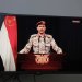 المتحدث العسكري باسم الحوثيين يحيى سريع يلقي بياناً مصوراً عن هجمات جماعته (إ.ب.أ)