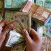 بات الاقتصاد النقدي أساس التعاملات في لبنان (رويترز)