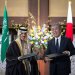 الأمير فيصل بن فرحان وإيوايا تاكيشي عقب توقيع مذكرتي التفاهم في طوكيو الاثنين (الخارجية السعودية)