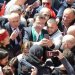زحام حول إمام أوغلو وتدافع من الشباب لالتقاط الصور معه خلال إحدى جولاته (من حسابه في إكس)