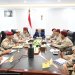 الرئيس اليمني رشاد العليمي مع القيادات العسكرية اليمنية خلال الاجتماع (سبأ)