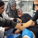 يتلقَّى حسام أبو صفية مدير مستشفى كمال عدوان العلاج من قبل زملائه جراء إصابته في غارة إسرائيلية استهدفت المجمع الطبي في بيت لاهيا 23 نوفمبر2024 (أ.ف.ب)