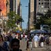 أشخاص يسيرون في أحد شوارع تورنتو بكندا يوم 8 سبتمبر 2022 (رويترز)