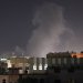 الدخان يتصاعد فوق المباني في صنعاء إثر غارة أميركية (إ.ب.أ) 