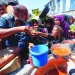 تدافع للحصول على معونة غذائية من مطبخ خيري في مخيم النصيرات وسط قطاع غزة أمس (أ.ف.ب)